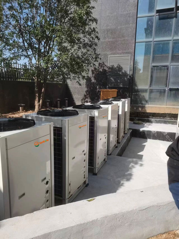 Equipamiento estándar del parque sin emisiones de carbono | El sistema inteligente de bomba de calor de doble fuente de Tongbao Te desbloquea un nuevo ahorro de energía para calefacción y refrigeración