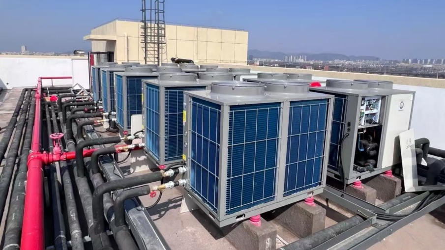 Los edificios de las fábricas de construcción propia están equipados con sistemas de bombas de calor de doble fuente, lo que establece un nuevo modelo para el suministro de energía con bajas emisiones de carbono en el parque.